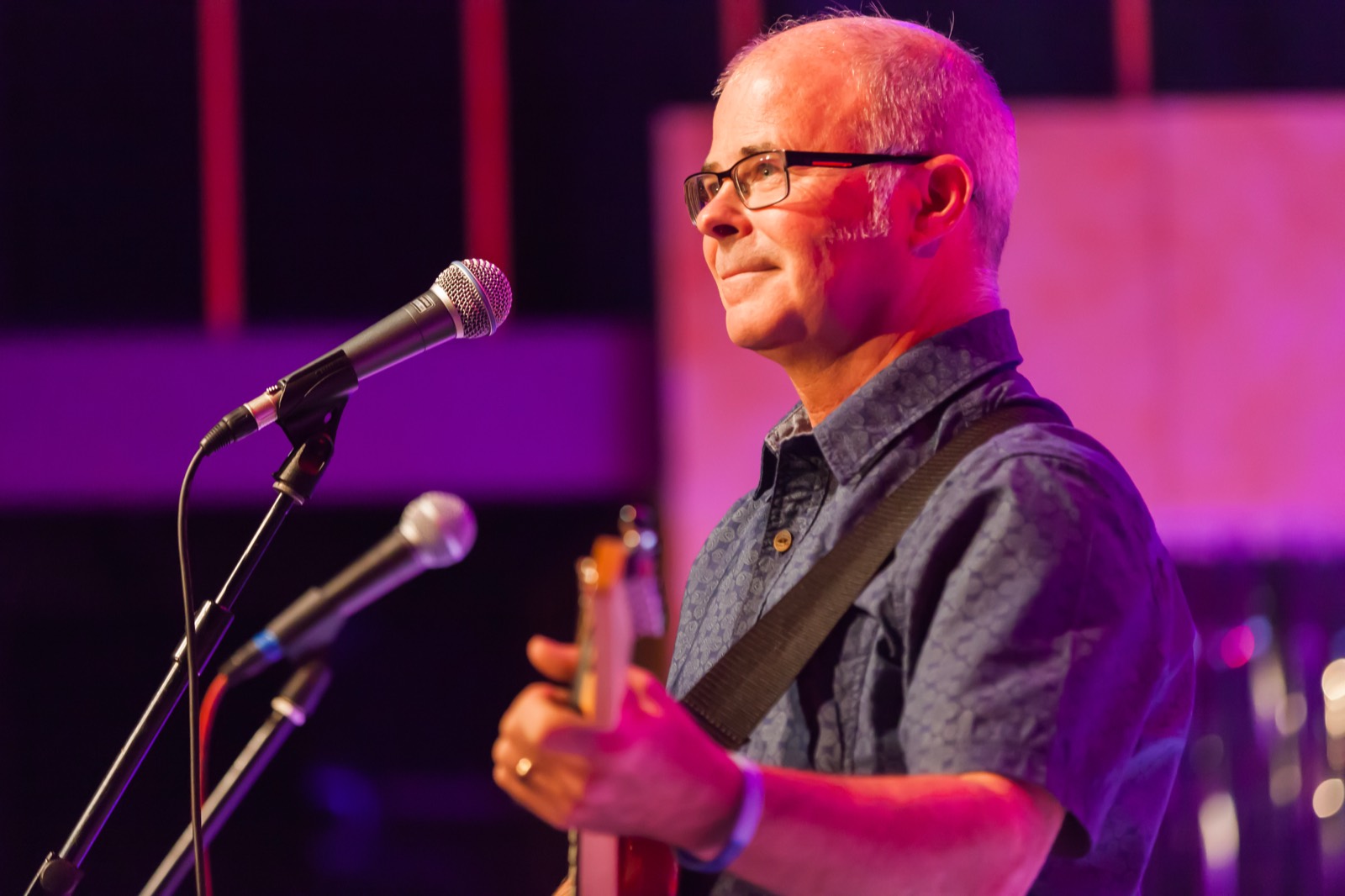 Andy Askins playing guitar live at a comedy club